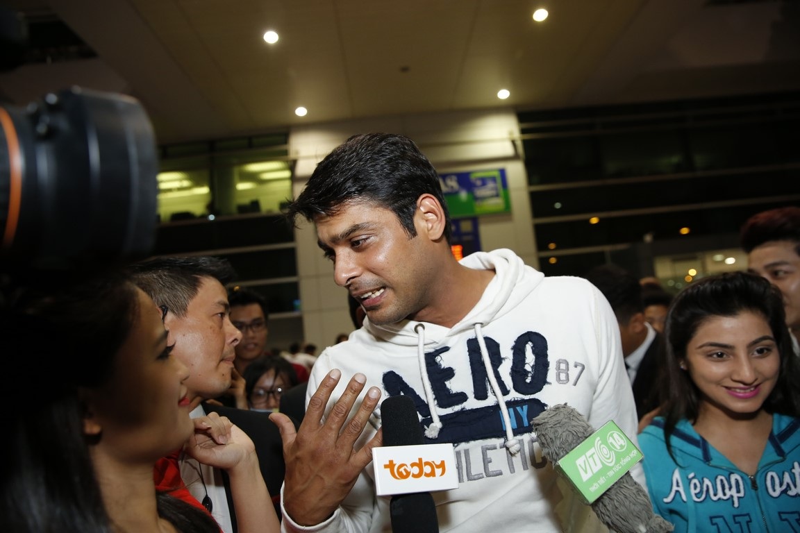 Trả lời phỏng vấn của các cơ quan truyền thông khi vừa ra khỏi sân bay.