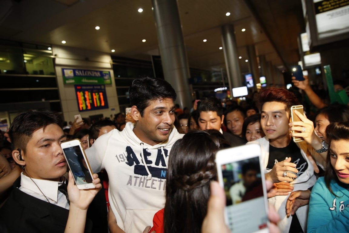 Bị vây trong vòng tay của người hâm mộ.