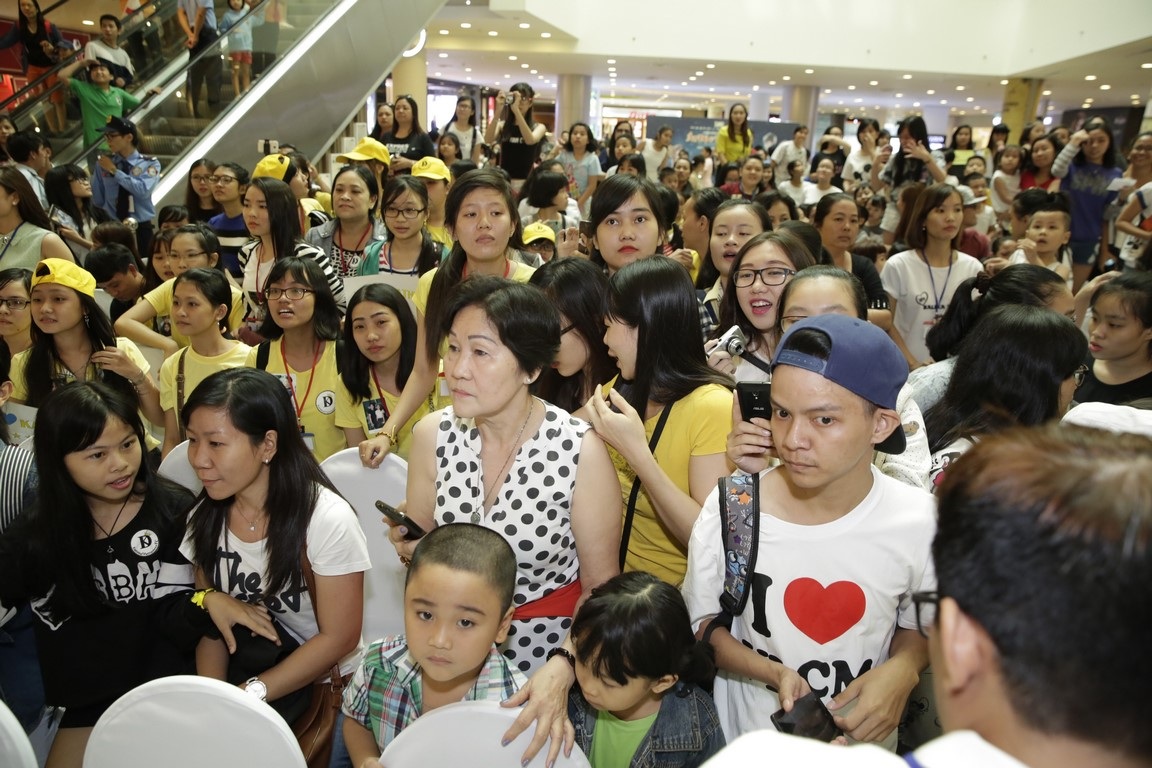 Số lượng người tham gia quá đông dẫn đến tình trạng chen lấn, xô đẩy. Lực lượng bảo vệ của chương trình phải vất vả để ổn định chỗ ngồi. Thậm chí, đại diện BTC thông báo sẽ dừng buổi giao lưu bất cứ lúc nào nếu như xảy ra hiện tượng fan quá khích.