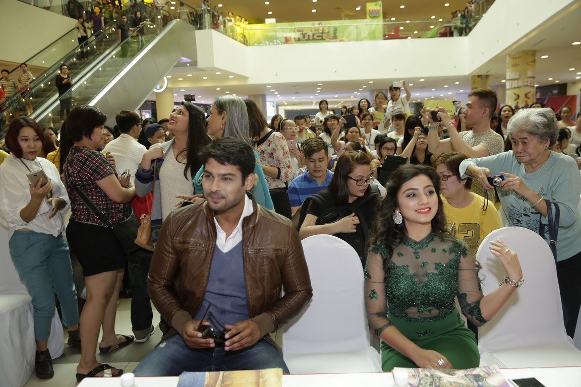 Sự xuất hiện của Siddharth Shukla và Neha Marda trong bộ phim “Cô dâu 8 tuổi” cũng khiến khán giả hò reo rất nhiều. Cả hai đã gây ấn tượng mạnh với vẻ ngoài cuốn hút và thân thiện.