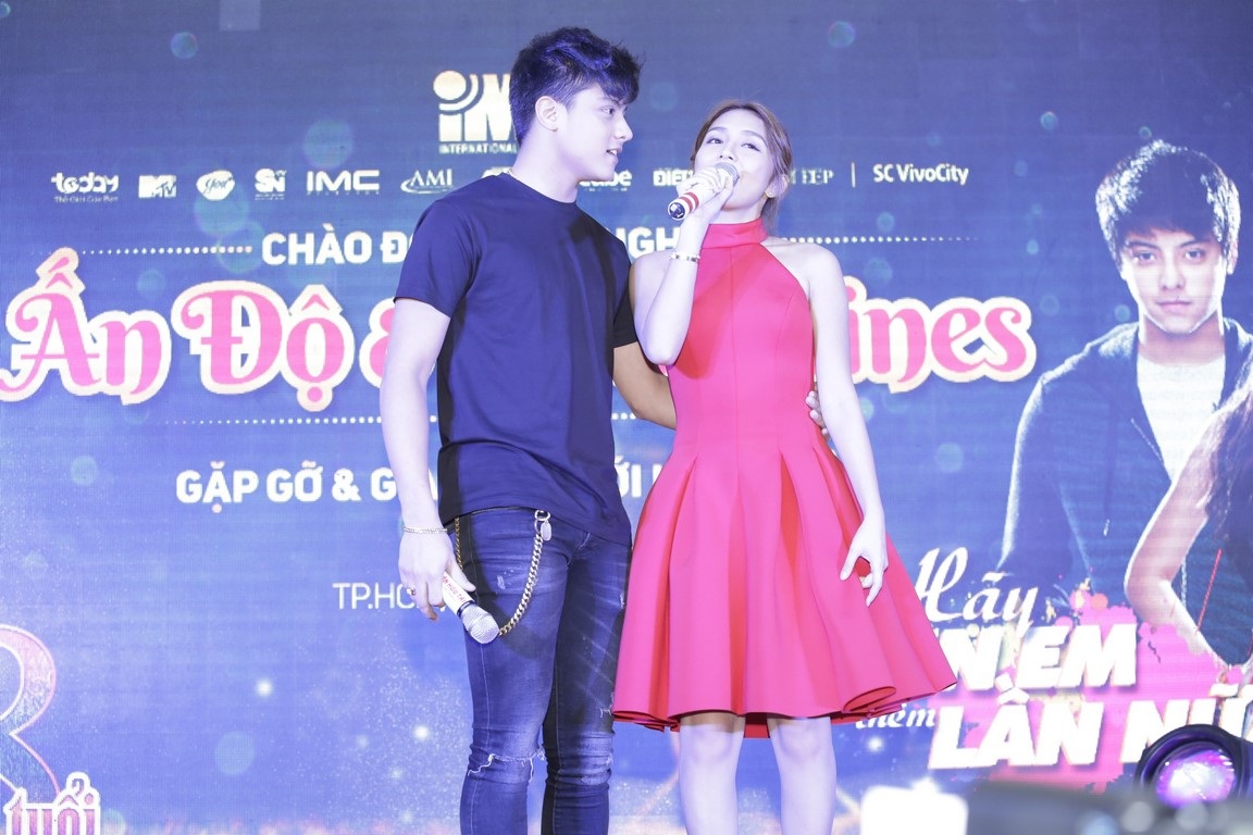 Mở màn cho buổi giao lưu, “mỹ nam” Philippines và bạn diễn cùng thể hiện lại ca khúc “Got to believe in magic”- một trong những ca khúc nổi tiếng của bộ phim “Hãy tin em thêm lần nữa”. Giọng hát và sự thân thiện, hoà đồng của cặp đôi Daniel Padilla và Kathryn Bernardo đã khiến hàng ngàn fan Việt đứng ngồi không yên.