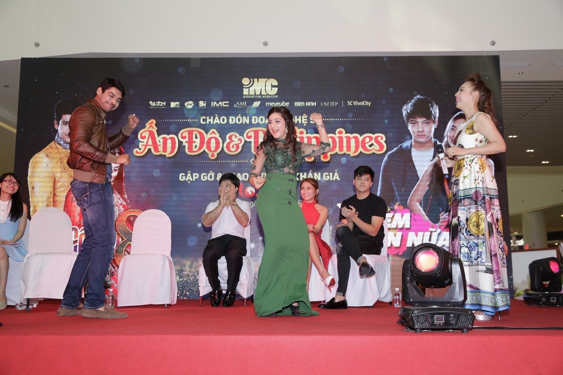 Neha cùng bạn diễn trổ tài nhảy múa để góp vui trong chương trình giao lưu với khán giả Việt Nam vừa qua. Ảnh: TodayTV.