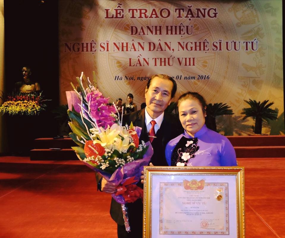 Bố và mẹ NSND Tự Long chụp ảnh lưu niệm trong buổi nhận danh hiệu. Ảnh: TL.