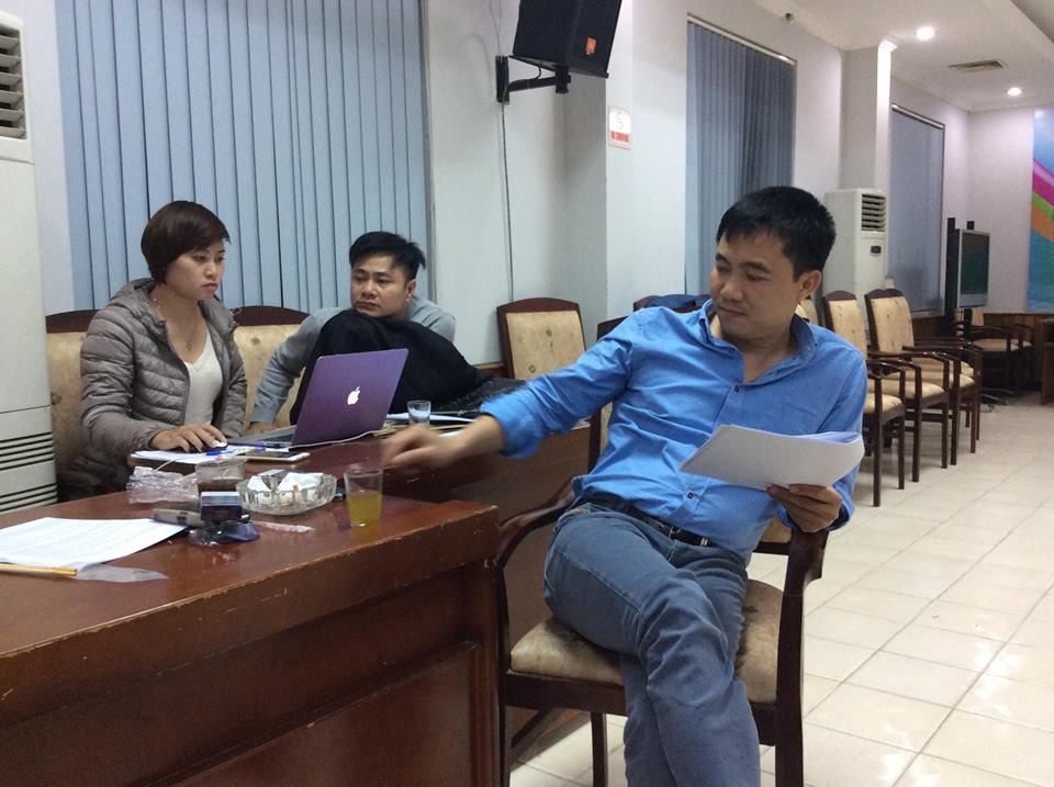 Xuân Bắc, Chí Trung phờ phạc khi bắt tay vào tập Táo Quân - 6 Ngọc Hoàng Quốc Khánh, Bắc Đẩu Công Lý và đạo diễn luôn trao đổi ý kiến để hoàn thiện kịch bản.
