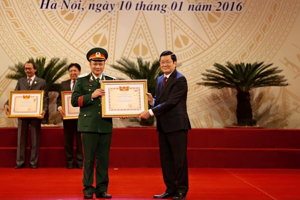 NSND Tự Long được Chủ tịch nước trao bằng phong tặng danh hiệu. Ảnh: TL.