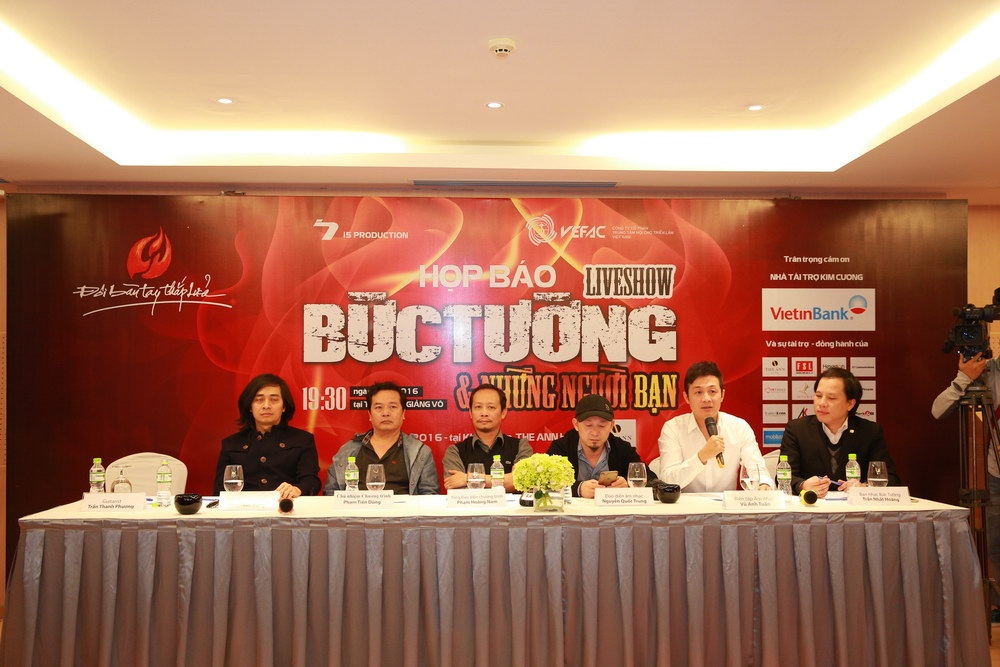 Các thành viên trong BTC gặp gỡ báo chí vào chiều 12/1. Ảnh: Tùng Dương.