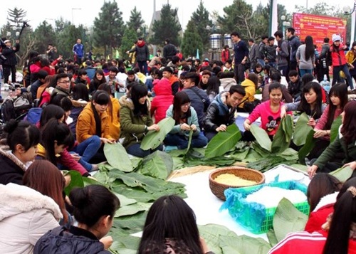 Làng Văn hoá Dân tộc Việt Nam mở hội xuân, đón Tết sớm - 1 Chương trình gói bánh chưng xanh vì người nghèo từng được tổ chức tại Làng văn hóa Dân tộc Việt Nam vào năm 2015. Ảnh: TL.
