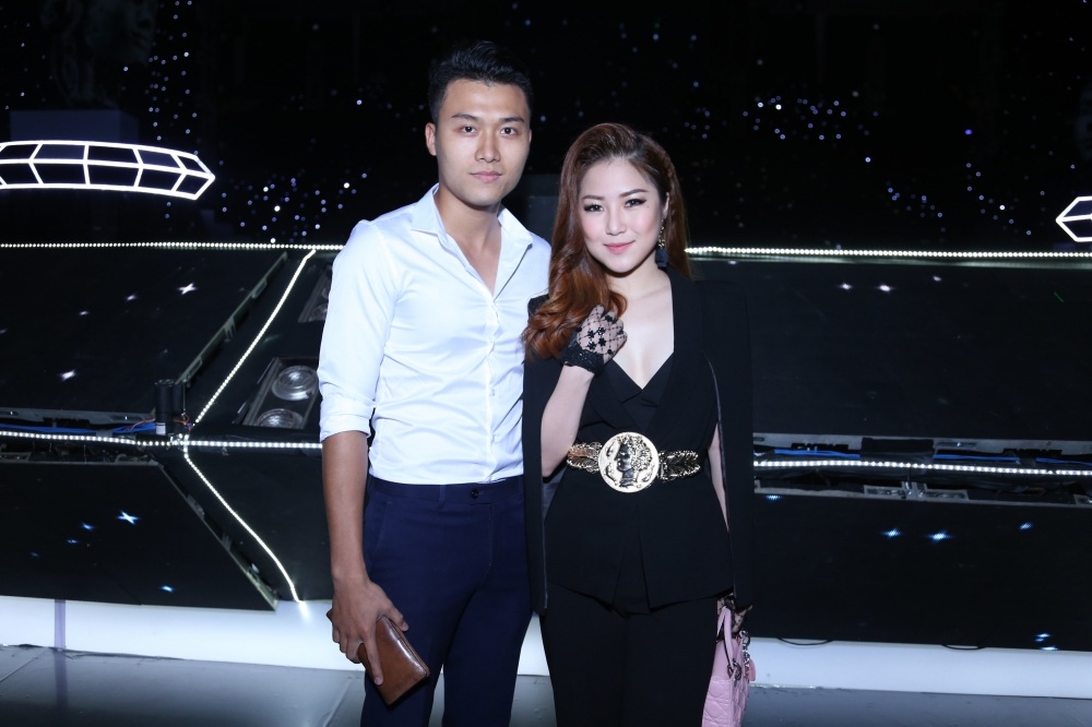 Hương Tràm được bạn điển trai tháp tùng bằng xe hơi tiền tỷ - 4 Chính vì thế mỗi tuần Hương Tràm đều gây cho mọi người sự tò mò xem cô sẽ xuất hiện như thế nào.