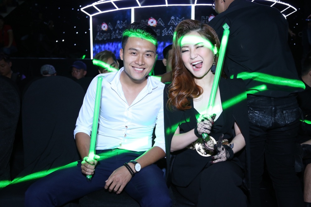 Hương Tràm được bạn điển trai tháp tùng bằng xe hơi tiền tỷ - 3
Trong The Remix Hương Tràm là thí sinh đặc biệt được giám khảo và khán giả chú ý đến thời trang và vũ đạo của cô.