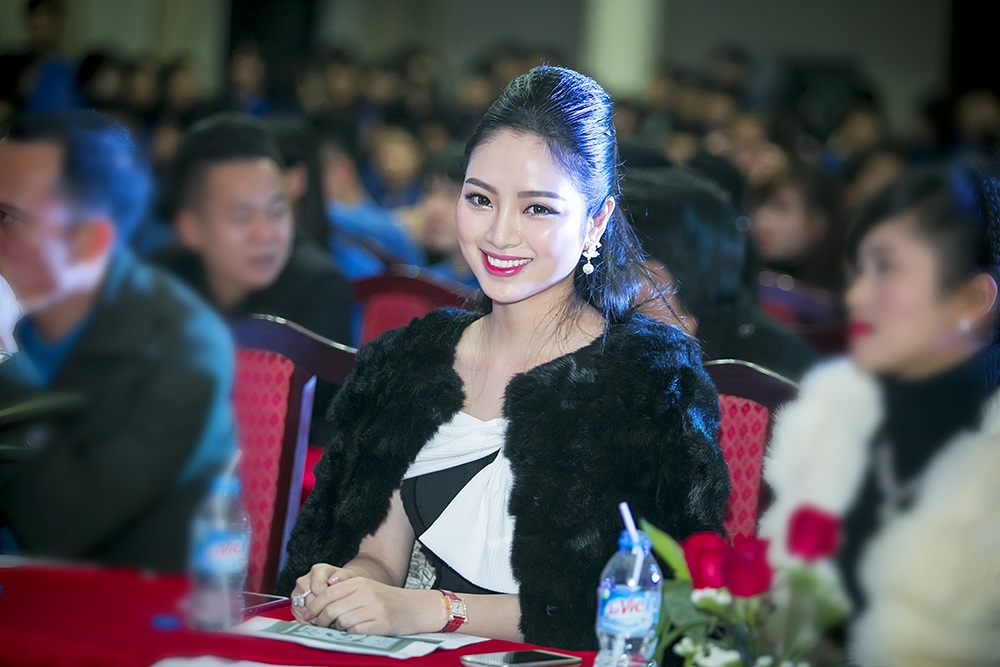 Hoa hậu Ngọc Anh rạng rỡ ở Thanh Hoá - 7
Mặc dù từng chuyển vào TP.HCM sinh sống và tham gia nhiều hoạt động của showbiz nhưng Ngọc Anh vẫn giữ mái tóc dài. Chính mái tóc này khiến cho dáng vẻ của người đẹp thêm bội phần thuần Việt.