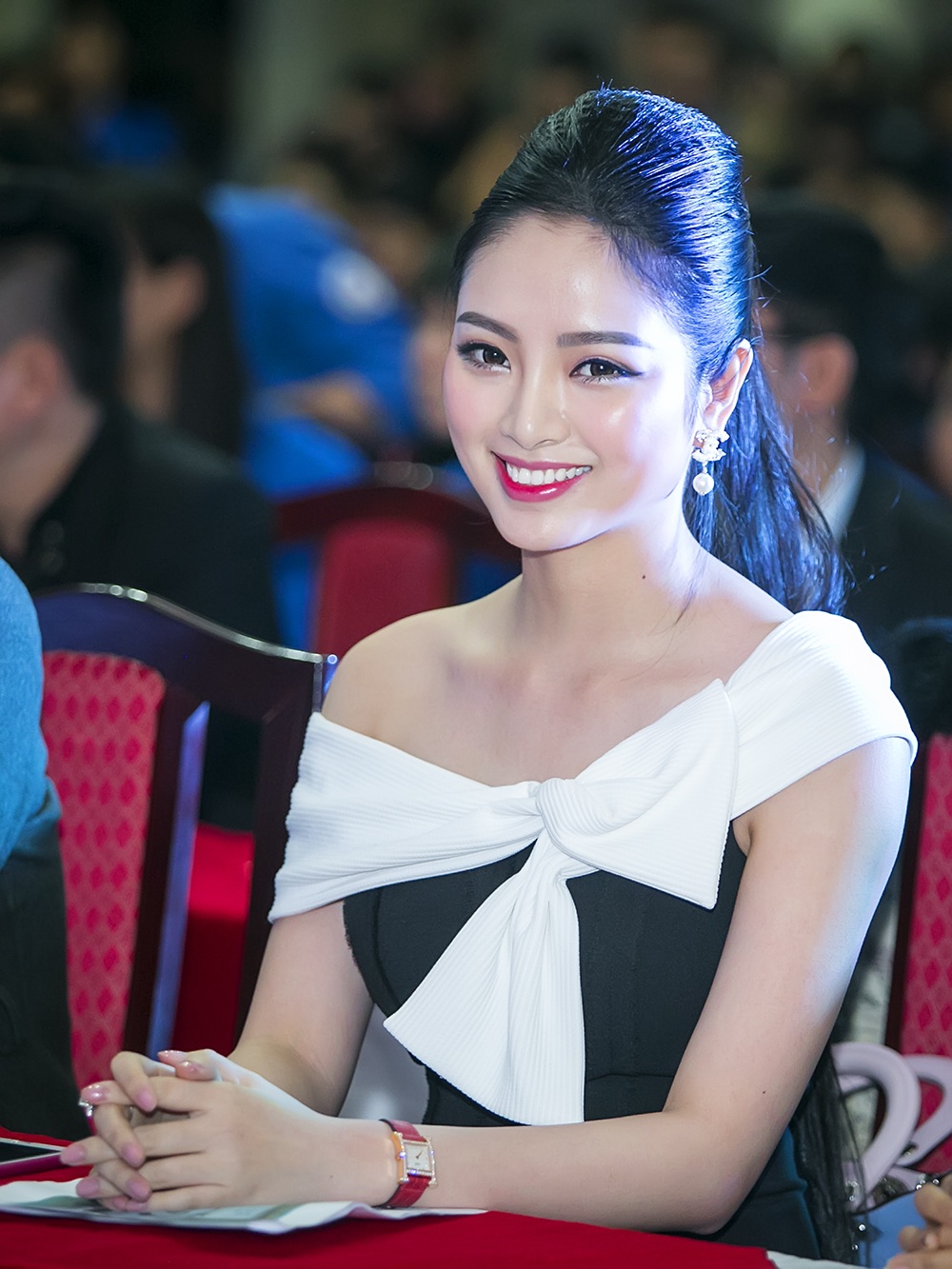 Hoa hậu Ngọc Anh rạng rỡ ở Thanh Hoá - 3
Vẻ ngoài rạng rỡ của Hoa hậu Dân tộc Việt Nam 2013