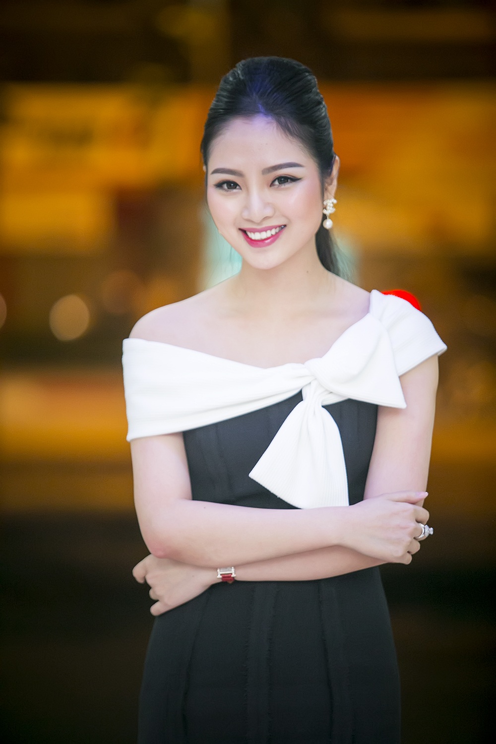 Hoa hậu Ngọc Anh rạng rỡ ở Thanh Hoá - 2
Năm nay Ngọc Anh ủng hộ chương trình 30 triệu. Đặc biệt, bức tranh hoạ sĩ vẽ Ngọc Anh mặc áo dài đã được bán với giá 60 triệu.