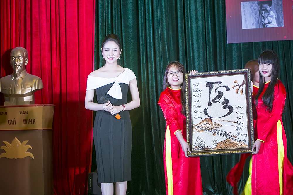 Hoa hậu Ngọc Anh rạng rỡ ở Thanh Hoá - 5 Hoa hậu Ngọc Anh rạng rỡ ở Thanh Hoá - 5