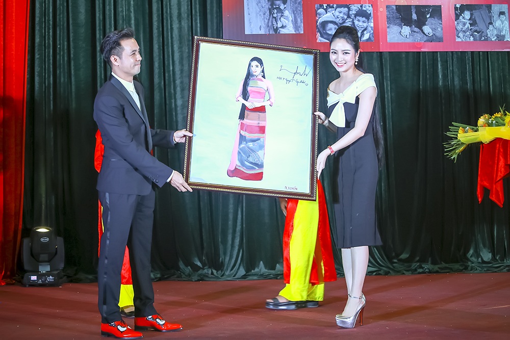 Hoa hậu Ngọc Anh rạng rỡ ở Thanh Hoá - 4 Hoa hậu Ngọc Anh rạng rỡ ở Thanh Hoá - 4