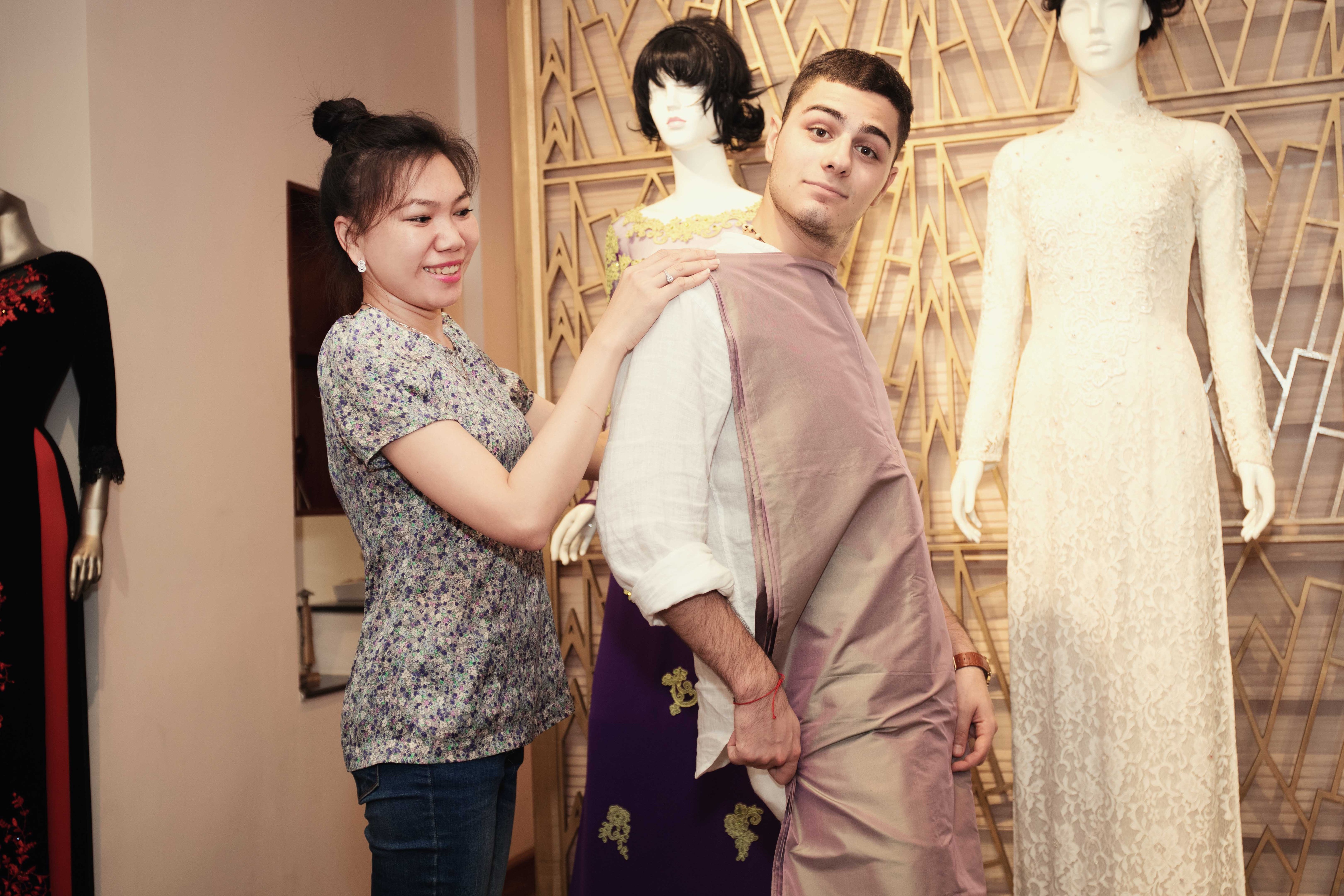 Jennifer Phạm bị chấn thương vẫn dẫn bạn nhảy đi may áo dài - 6 
Sáng 18/1, cô có dịp vào Sài Gòn để chuẩn bị tham gia làm MC khách mời cho một sự kiện lớn sắp diễn ra. Cô đã tranh thủ dẫn người bạn nhảy đến tiệm áo dài để tặng cho bạn nhảy mình một bộ làm kỷ niệm nhân dịp Tết sắp đến.