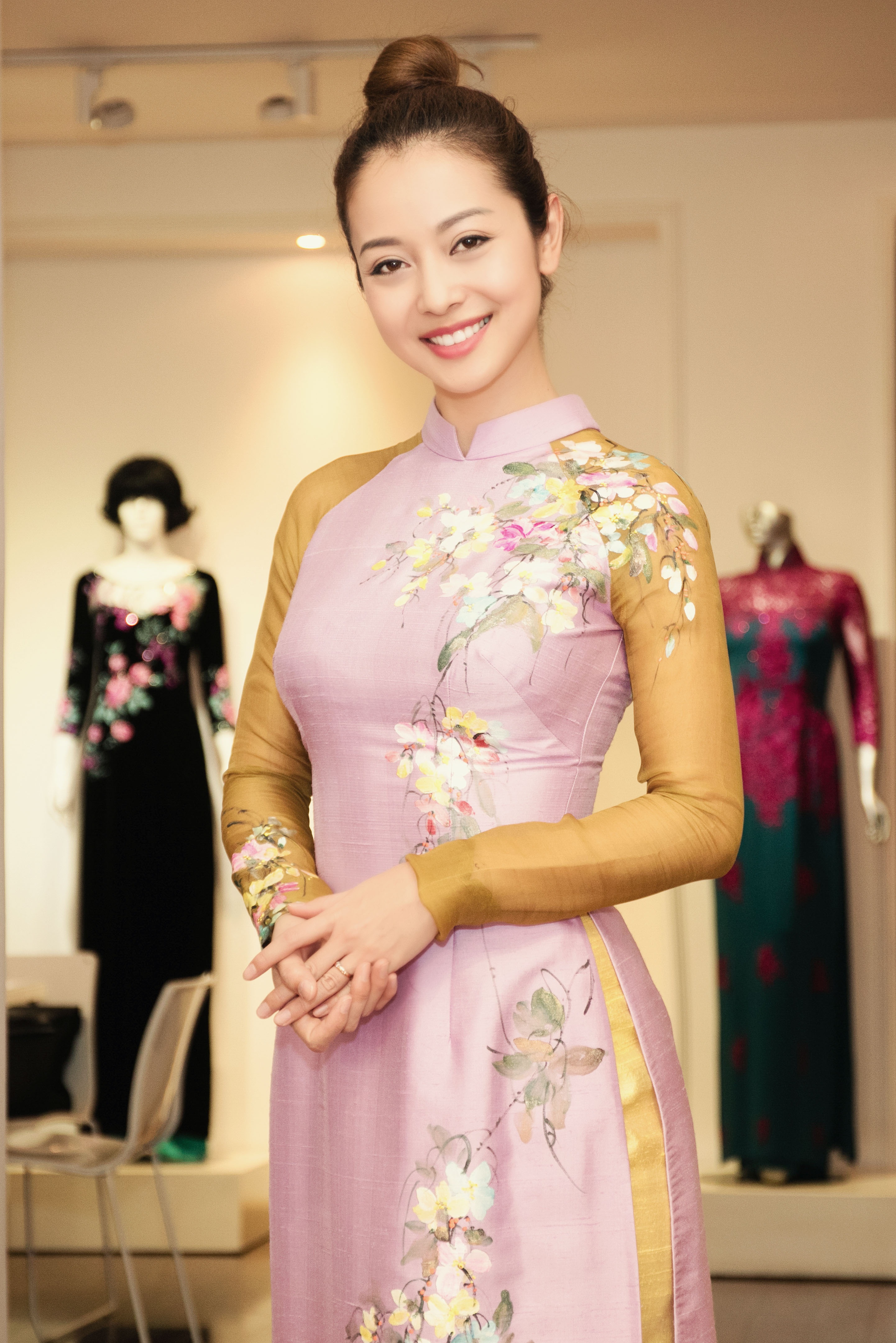 Jennifer Phạm bị chấn thương vẫn dẫn bạn nhảy đi may áo dài - 7 
Jennifer Phạm đã phân thích về chiếc áo dài truyền thống gắn liền với ngày Tết cổ truyền Việt Nam và văn hoá mặc áo dài khiến bạn nhảy của cô vô cùng thích thú.