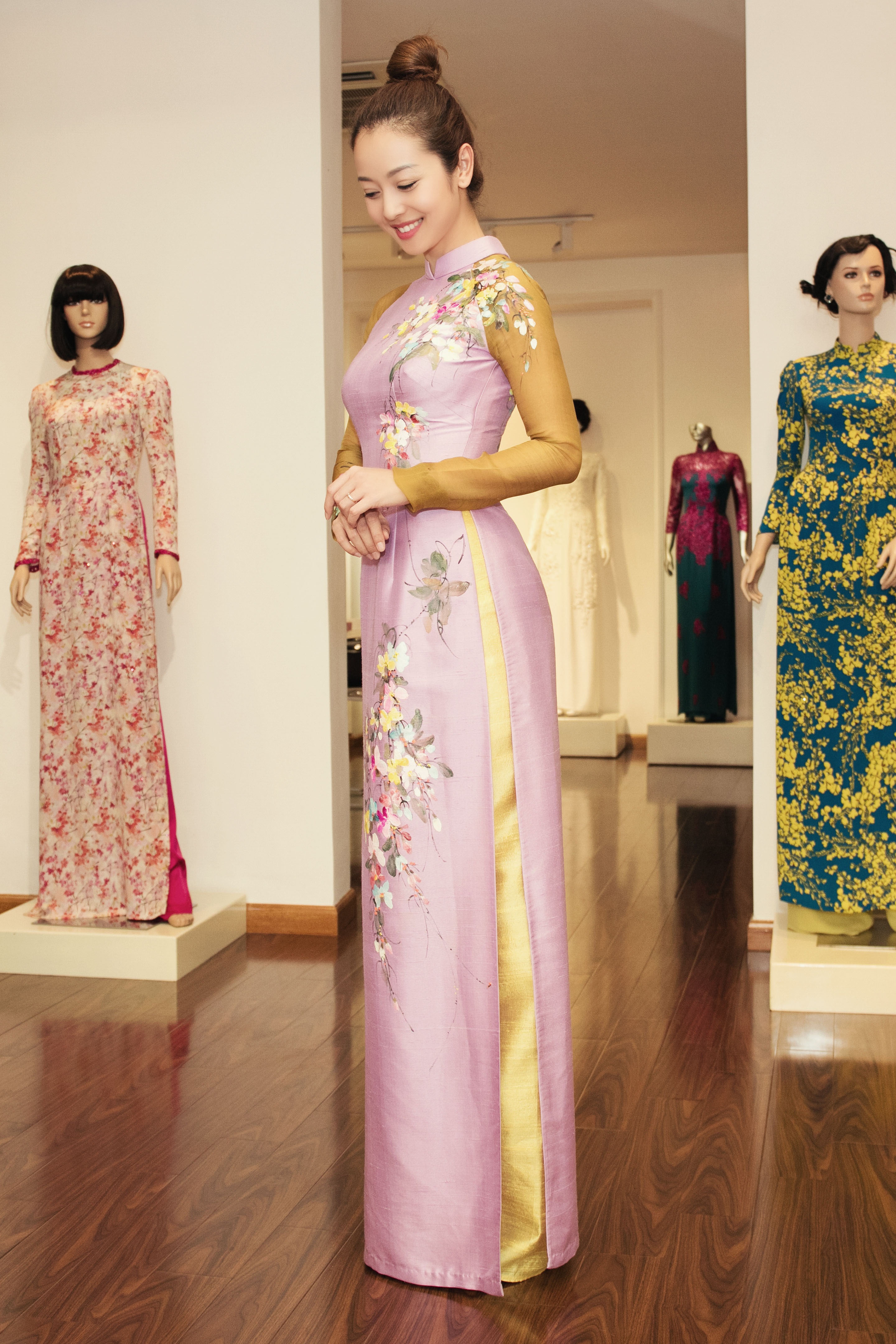 Jennifer Phạm bị chấn thương vẫn dẫn bạn nhảy đi may áo dài - 8 Cô cũng tranh thủ nhờ nhà thiết kế may giúp cô bộ áo dài để làm MC cho chương trình sắp tới đây với hoạ tiết vẻ trên vải lụa. Nhà thiết kế Liên Hương cũng mời cô và bạn nhảy của mình chụp một bộ sưu tập “Vườn Xuân” trong dịp tết  sắp tới.