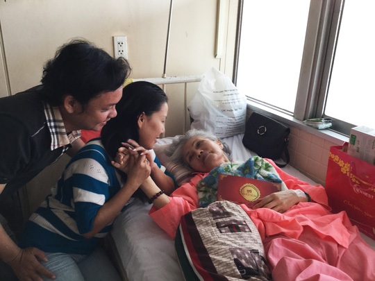 “Sầu nữ” Út Bạch Lan đã qua cơn nguy kịch - 2 Nhiều học trò đã rất lo lắng cho tình trạng sức khỏe của sầu nữ. Ảnh: Thanh Hiệp.