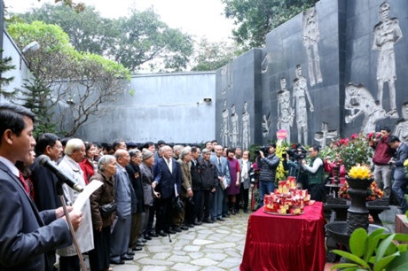 Triển lãm “Trọn đời theo Đảng”: 200 hiện vật khiến người xem bật khóc - 2 Các cán bộ lão thành cách mạng đến dự khai mạc. Ảnh: TL.