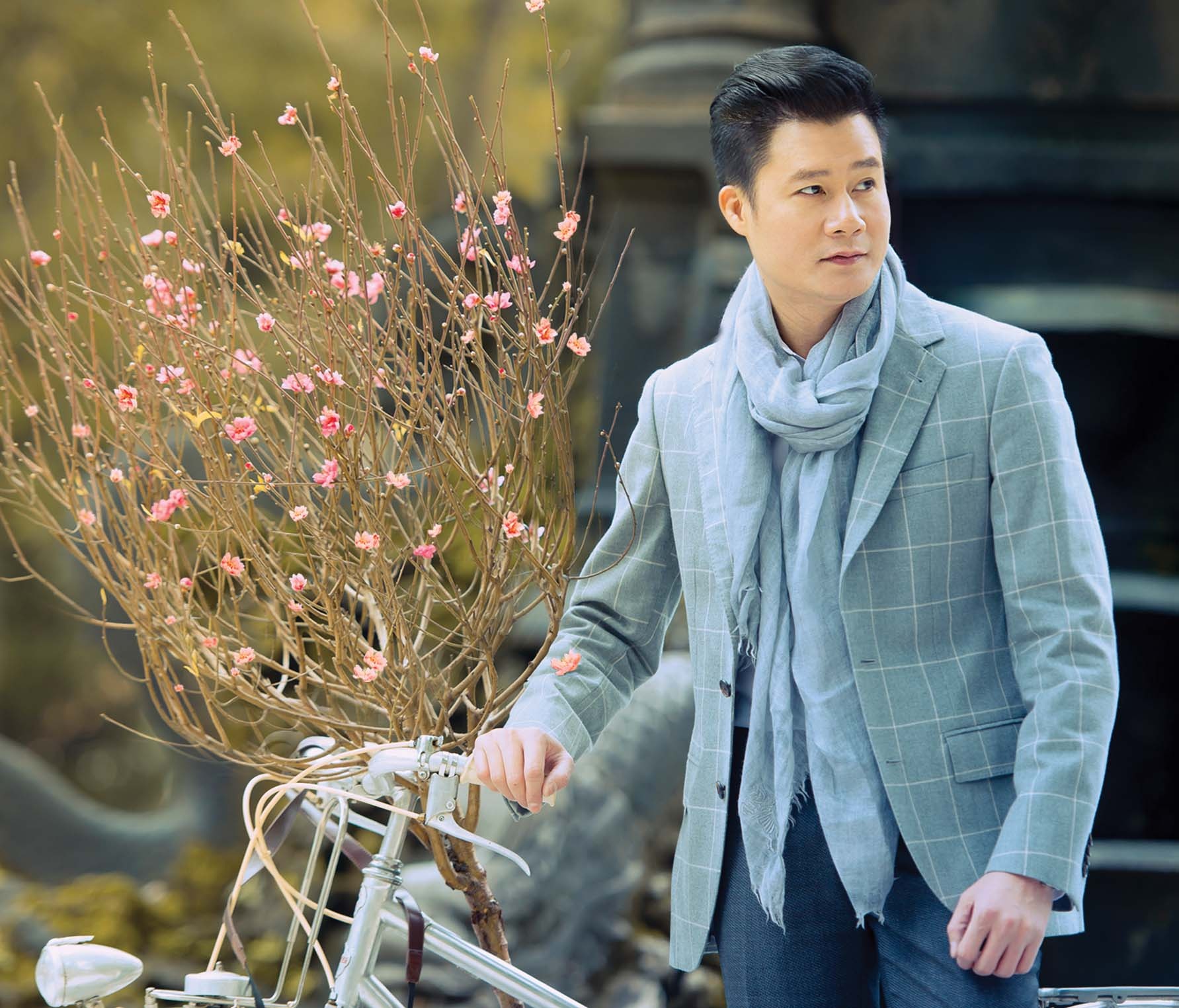 Thời gian qua, nam ca sỹ gốc Quy Nhơn thường nhận các show ở nước ngoài để có điều kiện được gần gũi con trai. Anh thậm chí còn mua nhà ở Mỹ để làm quà tặng cho con trai sau này. Năm nay, anh hy vọng sẽ đón được Bảo Nam về quê hương ăn Tết vì lâu lắm rồi bố con không được đón Tết cùng nhau do Bảo Nam vướng lịch học ở Mỹ.