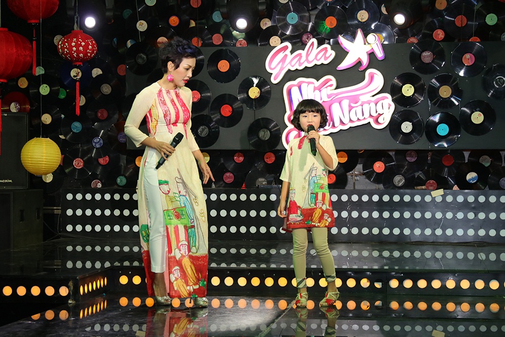 Mẹ con Thái Thuỳ Linh diện áo dài đôi nhắng nhít sau hậu trường - 1
Trong Gala Nhí Tài Năng “Tết đoàn viên” sẽ phát sóng vào 20h mồng 1 Tết Bính Thân (08/2/2016), mẹ con Thái Thuỳ Linh sẽ cùng cất cao lời ca với chị em ca sỹ Nhật Thu, Lương Nguyệt Anh,… cùng các thí sinh xuất sắc đến từ hai mùa của chương trình.