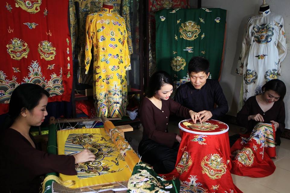 Cảnh nghệ nhân già truyền nghề cho nghệ nhân trẻ ở làng có truyền thống nghề thêu Đông Cứu (xã Dũng Tiến, Thường Tín, Hà Nội).