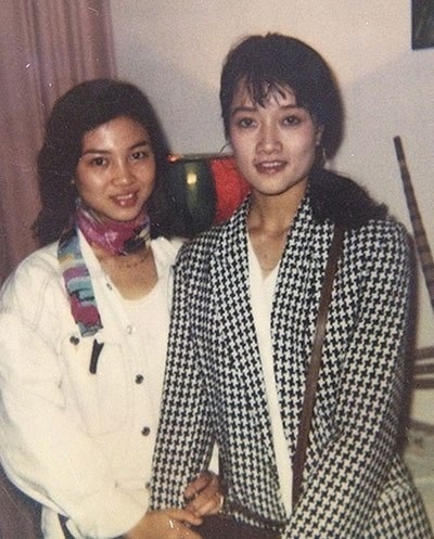 Hành trình lột xác của Vân Dung từ top 15 Hoa hậu đến danh hài nổi tiếng - 9 Năm 1992, người chị gái Vân Trang, do sở hữu một chiều cao nổi bật lại ưa nhìn nên cả nhà động viên đi thi Hoa hậu. Ai ngờ cô em Vân Dung kém cô chị cả chục phân chiều dài cũng hí hửng đòi đăng ký với lý do con đi thi để cổ vũ cho chị Vân Trang”.