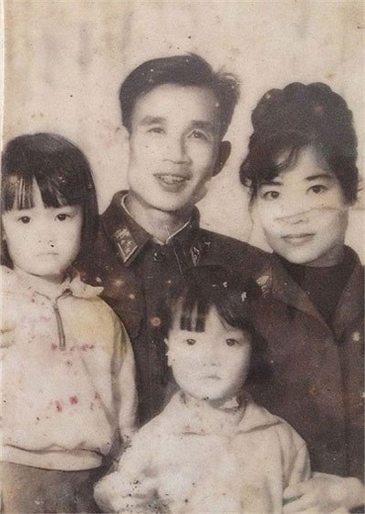Hành trình lột xác của Vân Dung từ top 15 Hoa hậu đến danh hài nổi tiếng - 1 Vân Dung sinh ra trong một gia đình làm nghệ thuật. Cả mẹ và bố đều là diễn viên và đạo diễn của Đoàn ca múa Tây Bắc.
