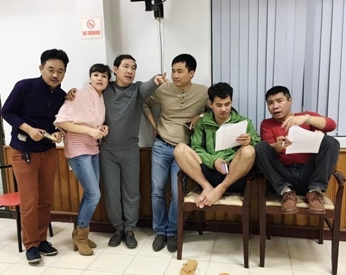 Sự thật đằng sau việc nhiều danh hài mới không thể tham gia Táo Quân - 3 Đạo diễn Đỗ Thanh Hải với các diễn viên đóng Táo Quân 2016 đang tập luyện. Ảnh: TL.
