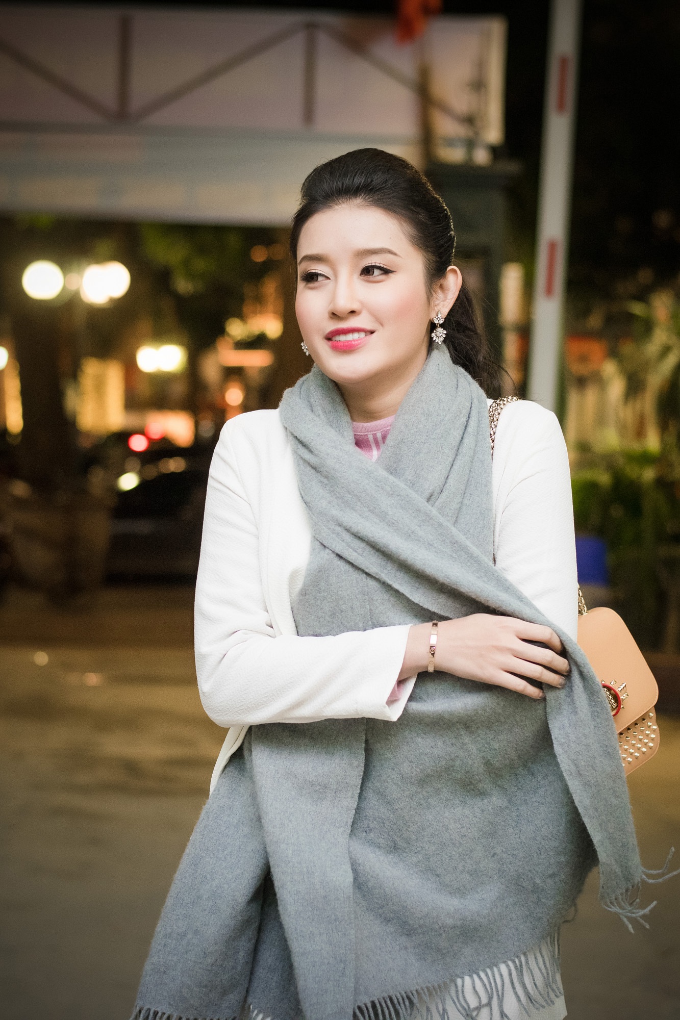 
Đây là sự kiện từ thiện gây quỹ để ủng hộ các bệnh nhân, bệnh nhi nghèo tại Hà Nội và các tỉnh vùng núi phía Bắc nhân dịp Tết Nguyên Đán đang đến rất gần. Á hậu Huyền My tham dự chương trình với vai trò là đại sứ từ thiện kiêm MC.
