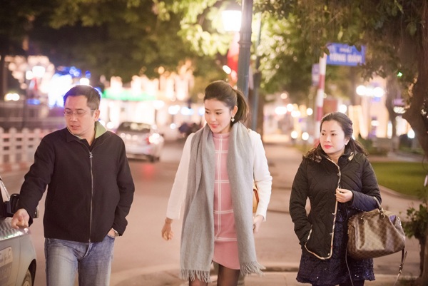 
Huyền My cho biết cô và bố mẹ luôn định hướng cho mình một hình ảnh sạch, không scandal trong mắt công chúng, gắn liền với các hoạt động từ thiện, xã hội. Tuy nhiên, người đẹp không muốn trở thành một ‘bình hoa di động’, chính vì thế đang mài giũa và phát triển năng khiếu trong nhiều lĩnh vực, trong đó có MC và sắp tới là tham gia đóng phim.
