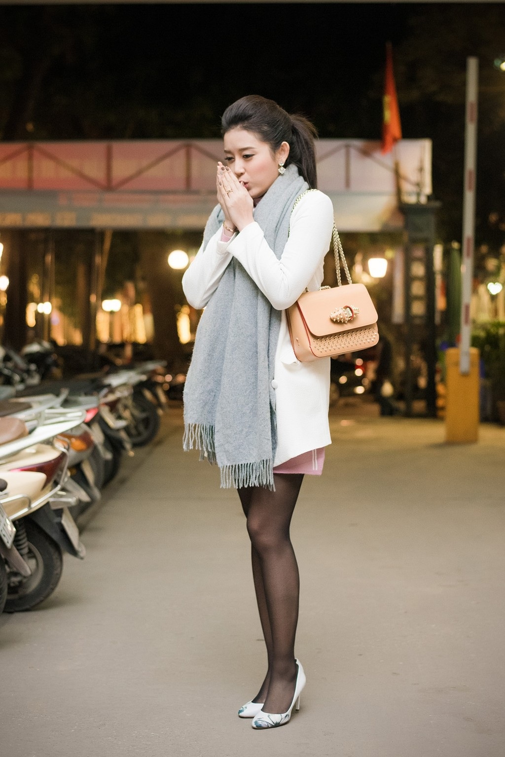 Thời tiết Hà Nội và các tỉnh phía Bắc hiện tại đang vào đợt rét kỷ lục, nhiệt độ ban đêm xuống còn 5-6 độ C cộng thêm mưa rét nhưng gia đình Huyền My vẫn không quản ngại xa xôi để đến tham dự sự kiện từ thiện vô cùng ý nghĩa này.