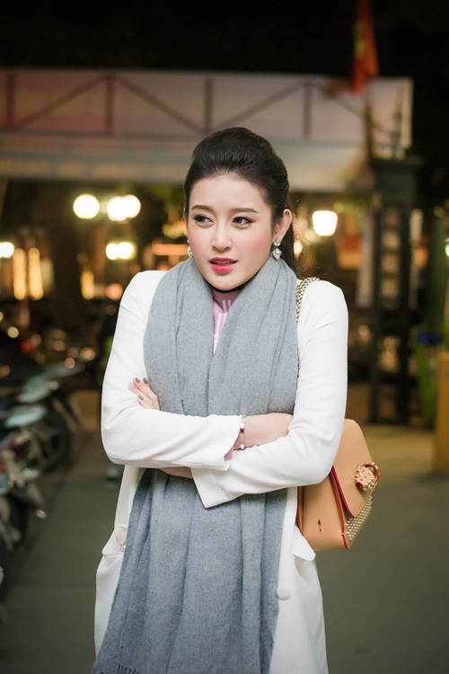 Á hậu được bố mẹ tháp tùng tới sự kiện, trong khi cả hai bố mẹ đều diện áo phao đại hàn để giữ ấm thì Huyền My khá lạnh vì mặc bộ váy ngắn màu hồng nhạt kết hợp với blazer màu trắng thanh lịch.