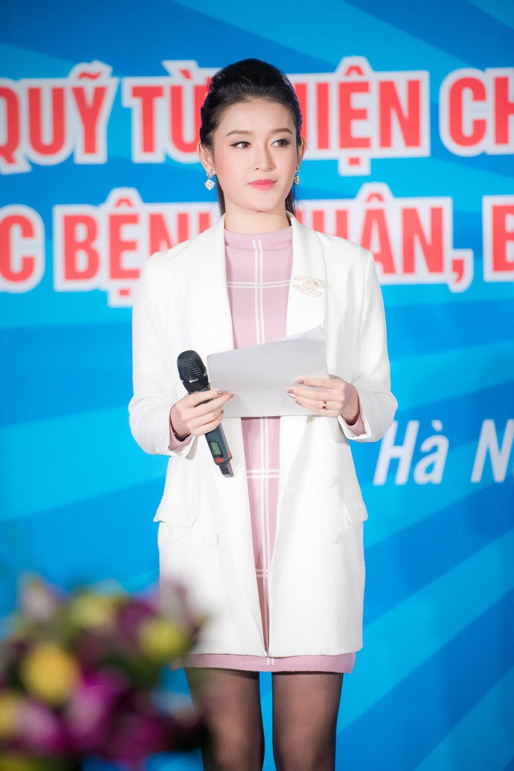 
Bố mẹ của Huyền My cũng xuýt xoa vì giá rét nhưng vẫn nhiệt tình hộ tống con gái tới tham dự chương trình vì đây là một sự kiện từ thiện có ý nghĩa. Bên cạnh việc học và tham gia một số sự kiện, bố mẹ của Huyền My luôn khuyến khích cô tham dự các sự kiện xã hội có ý nghĩa nhân văn, ngay từ khi Huyền My chưa tham dự cuộc thi Hoa hậu Việt Nam 2014 và giành ngôi Á hậu 1.
