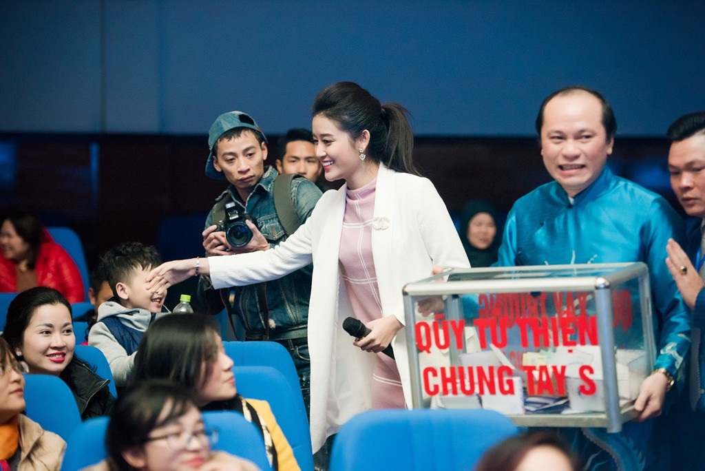 Không chỉ đảm nhận vai trò MC trong chương trình, Huyền My còn làm đại sứ, cầm hòm từ thiện và xuống tận hàng ghế khán giả để kêu gọi các vị khách theo dõi chương trình móc hầu bao ủng hộ những bệnh nhân, bệnh nhi nghèo có một cái Tết tươm tất hơn. Sự chân thành và dễ thương của cô đã khiến không ít khán giả móc hầu bao ủng hộ chương trình dù lúc đầu còn ngại ngần.