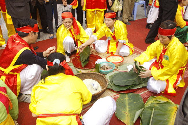 Chương trình "Tết Việt" đưa người dân trở lại với Tết xưa Bắc Bộ - 2 Chương trình Tết Việt sẽ có cuộc thi gói bánh chưng theo đúng tục xưa. Vietinbank là đơn vị đồng hành cùng chương trình này. Ảnh: TL.