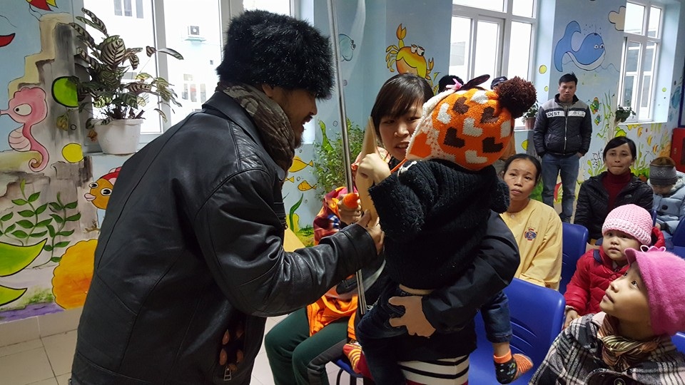 Trần Lập nhờ người thân dìu đi trong trời rét 6 độ đến tặng quà cho 10 bệnh nhi - 8 Theo chia sẻ của một người thân thì hiện tại Trần Lập vẫn đang phải xạ trị hàng ngày. Mấy ngày nay, do thời tiết Hà Nội quá lạnh nên những cơn đau của Trần Lập có vẻ nặng nề hơn.