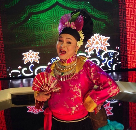 NSƯT Xuân Hinh: “Tôi được hưởng quá nhiều nên phải trả nợ tiền nhân” - 2 Xuân Hinh yêu chầu văn như yêu cuộc sống của mình.