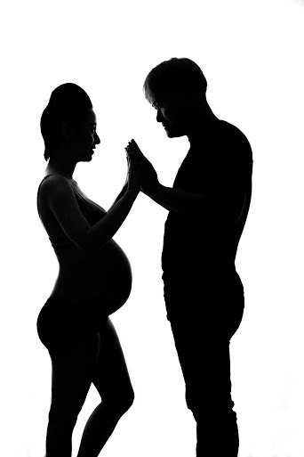 Bộ ảnh bán nude khoe bụng bầu của vợ chồng Vũ Duy Khánh - 7 Mang thai ở tháng thứ 7 nhưng DJ Tiên Moon không bị tăng cân quá nhiều, vì vậy trong bộ ảnh bầu này, người ta vẫn thấy được vẻ đẹp mặn mà, không kém phần sexy của nữ DJ từng được mệnh danh là Soda phiên bản Việt khi táo bạo trút bỏ xiêm y.