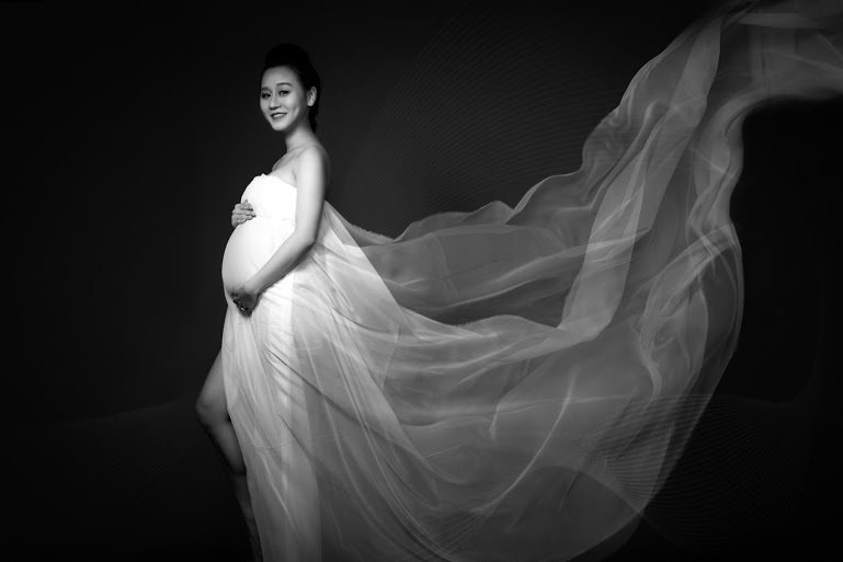 Bộ ảnh bán nude khoe bụng bầu của vợ chồng Vũ Duy Khánh - 6 Dù bụng bầu đã lớn, cơ thể đã khá nặng nhọc nên trong quá trình chụp ảnh, DJ Tiên Moon thường xuyên phải dừng lại nghỉ ngơi, ăn uống. Vũ Duy Khánh cũng rất chiều vợ và biết cách nịnh vợ nên buổi chụp ảnh diễn ra suôn sẻ mà không làm ảnh hưởng tới sức khỏe của bà bầu Tiên Moon.