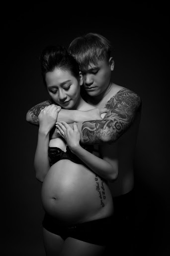 Bộ ảnh bán nude khoe bụng bầu của vợ chồng Vũ Duy Khánh - 1 Được biết, vợ chồng Vũ Duy Khánh đã lên ý tưởng chụp bộ ảnh này từ khá lâu để ghi lại trọn vẹn cảm xúc của cả 2 trong niềm vui, niềm hạnh phúc được chuẩn bị làm bố mẹ của một thiên thần nhỏ.