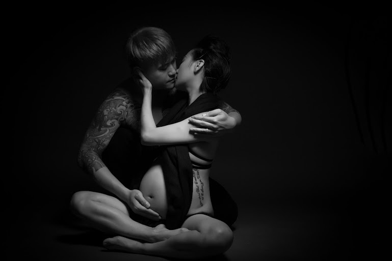 Bộ ảnh bán nude khoe bụng bầu của vợ chồng Vũ Duy Khánh - 2
Tuy nhiên, trong thời gian đầu mang bầu DJ Tiên Moon bị nghén khá nặng, cơ thể lúc nào cũng mệt mỏi do không ăn uống được nên không đủ sức khỏe để có thể chụp ảnh cả một ngày liền. Vì vậy, tới khi DJ Tiên Moon mang bầu được 7 tháng và hoàn toàn hết nghén, cả 2 vợ chồng mới có thể thực hiện được bộ ảnh này.