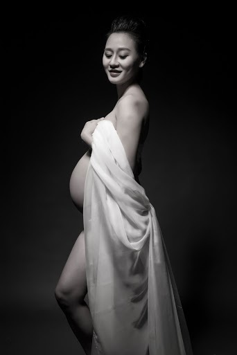 Bộ ảnh bán nude khoe bụng bầu của vợ chồng Vũ Duy Khánh - 8 Trong bộ ảnh, vợ chồng cô thể hiện những khoảnh khắc hạnh phúc của đôi uyên ương trong thời điểm sắp được nhìn thấy đứa con đầu lòng.