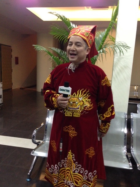 Mặc dù rất bận rộn nhưng Ngọc Hoàng Quốc Khánh và Táo Xã Hội Chí Trung vẫn tranh thủ gửi lời chúc tết Ban biên tập và độc giả Dân Trí nhân dịp Xuân Bính Thân.