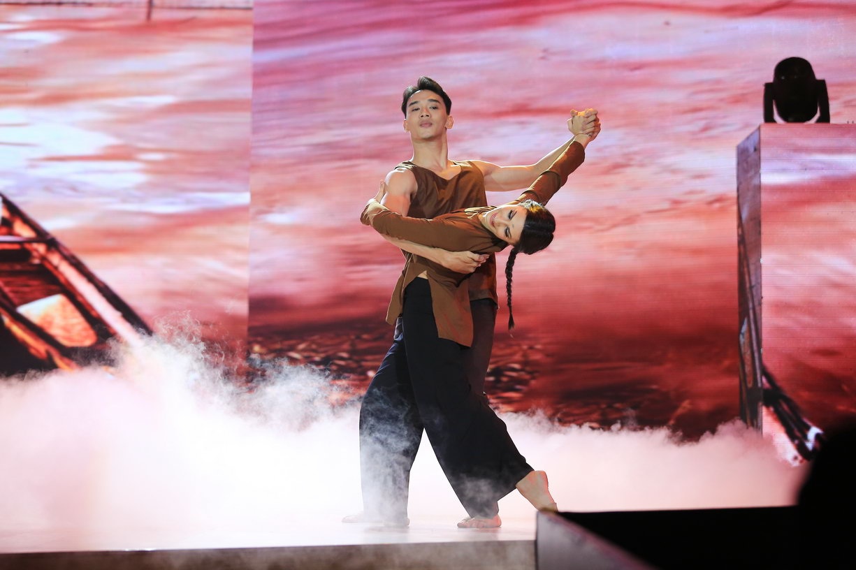 Thuận Nguyễn và bạn nhảy mang đến một câu chuyện đầy xúc cảm.