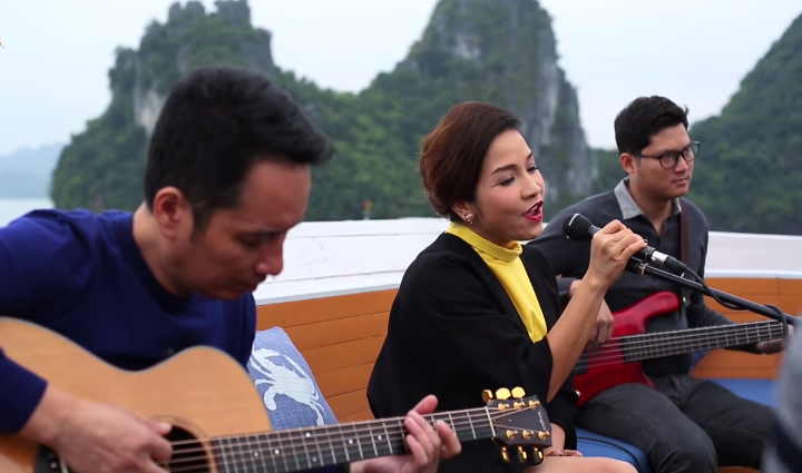 Các nghệ sỹ lớn thi nhau khuấy động thị trường nhạc xuân - 1 Mỹ Linh hát Lắng nghe mùa xuân về trên Vịnh Hạ Long.