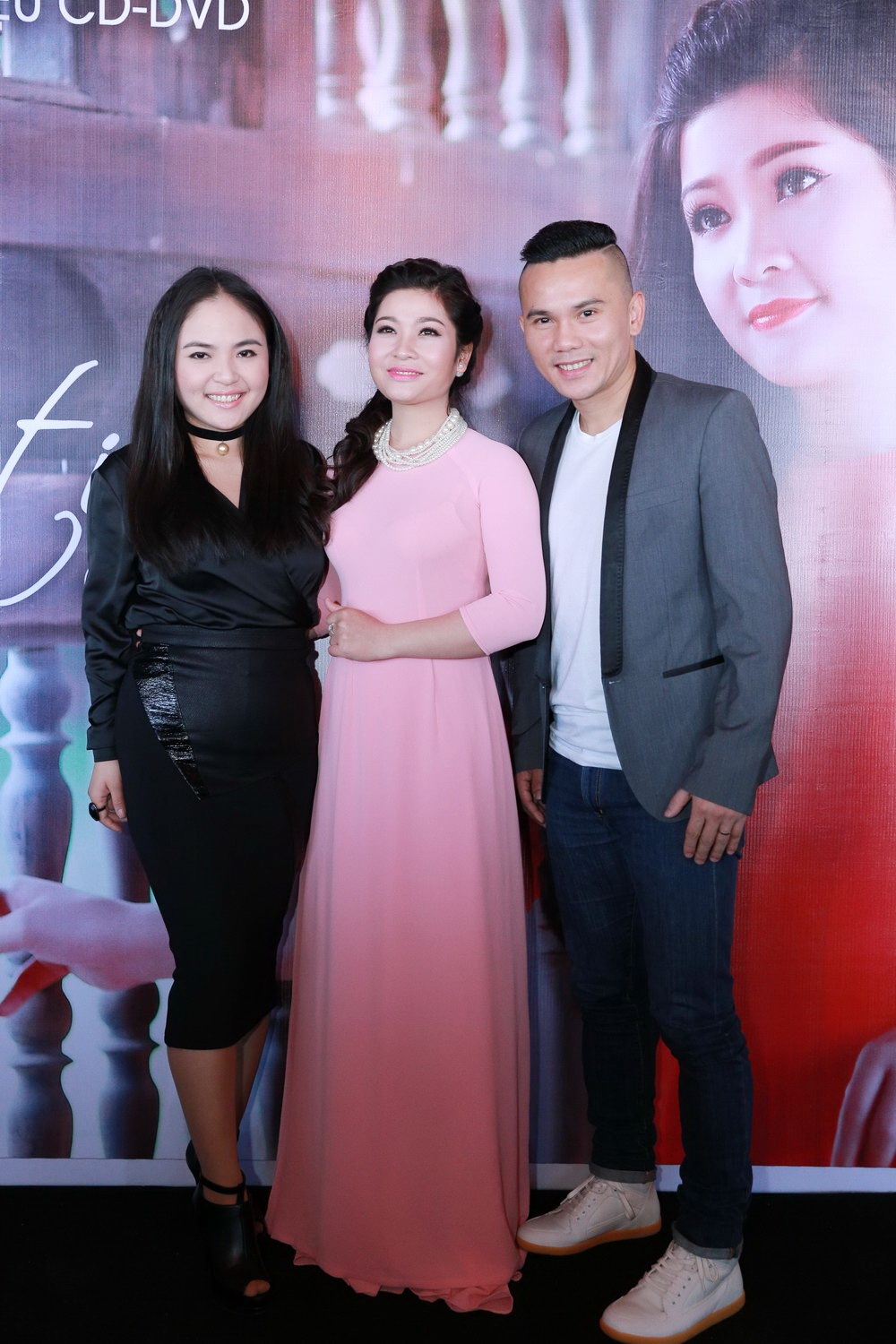 Sông Thao từng đoạt giải Ba Giọng hát hay Hà Nội 2014 và sau đó một năm, lại đoạt giải Ba Sao Mai 2015 dòng nhạc dân gian. Cô bắt đầu được khán giả của dòng nhạc trữ tình quê hương chú ý, bởi giọng hát ngọt ngào, mộc mạc, thuần chất và gương mặt xinh xắn, duyên dáng, nhẹ nhàng.