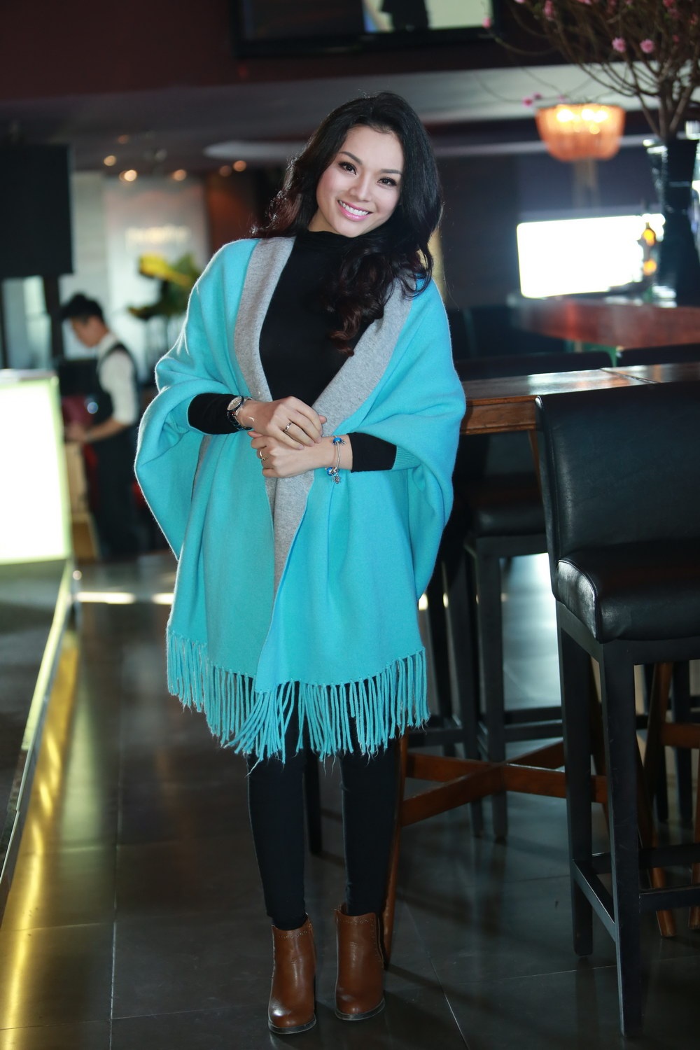 Tân Nhàn chia sẻ, chị không có bí quyết gì trong việc níu giữ tuổi thanh xuân ngoài việc luôn tạo cho mình một đời sống nhẹ nhàng, hết mình với công việc và cố gắng buông xả hết ưu phiền trước khi bước vào nhà.