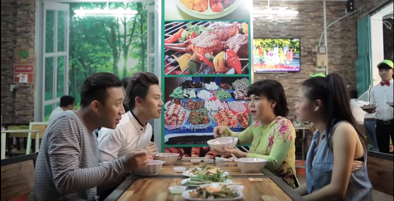 Vừa ăn vừa trò chuyện.