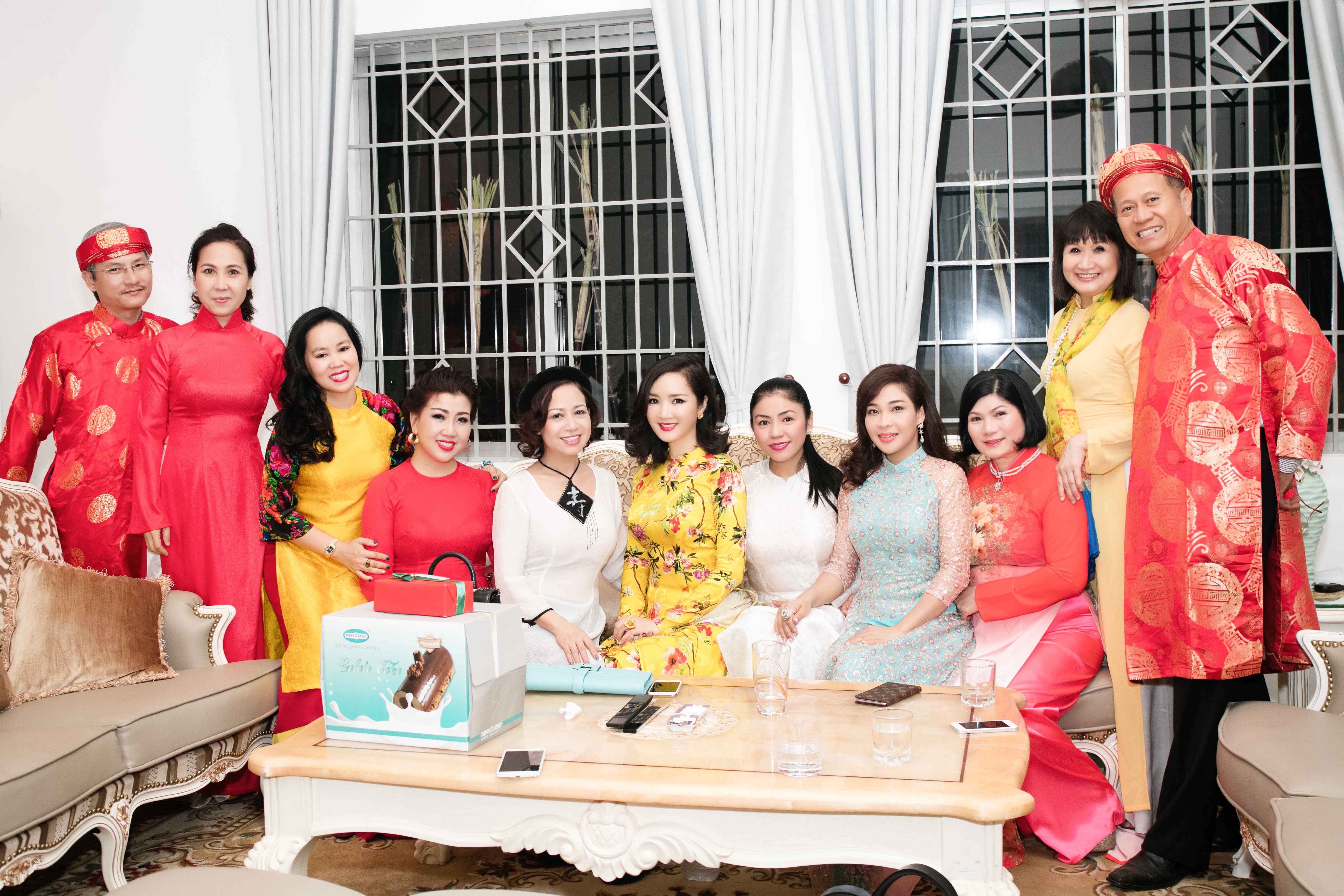 Hoa hậu Giáng My đẹp như thiếu nữ gánh hoa ra chợ Tết - 10 Hoa hậu Giáng My đẹp như thiếu nữ gánh hoa ra chợ Tết - 10
